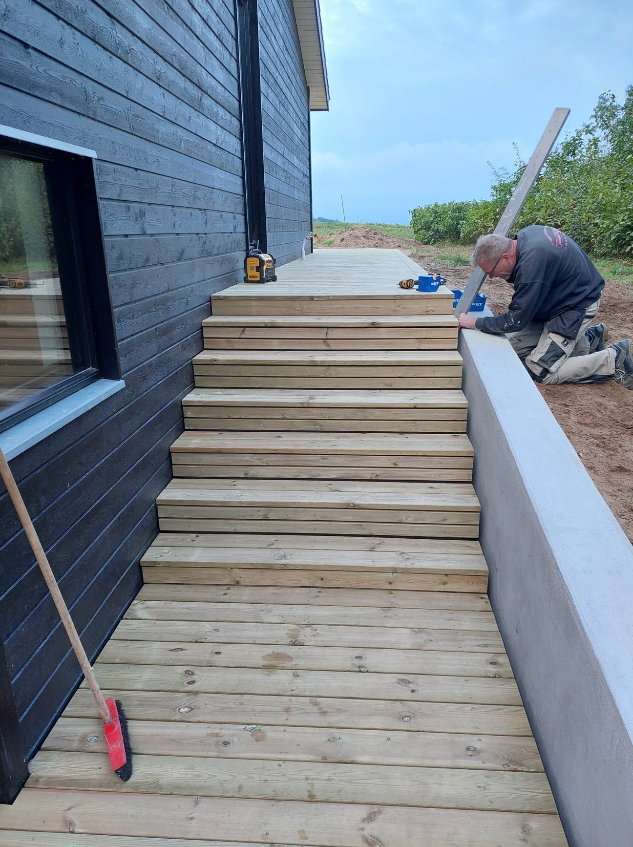 ny trappe lavet af tømrer, ny terrasse pris, pris på ny terrasse, tømrer terrasse, hvad koster en ny terrasse, pris m2 terrasse, træterrasse